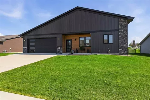 146 Towne Centre Dr, Urbana, IA 52345
