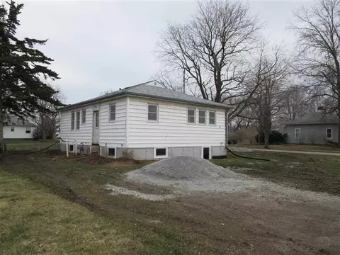 320 Washington St, Hills, IA 52235