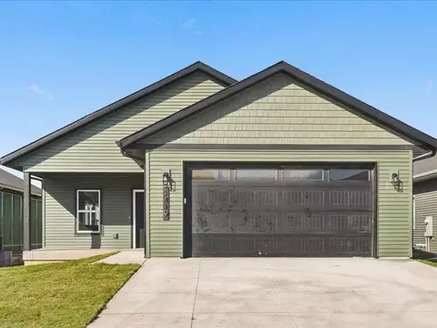 1419 Duncan Dr, Muscatine, IA 52761