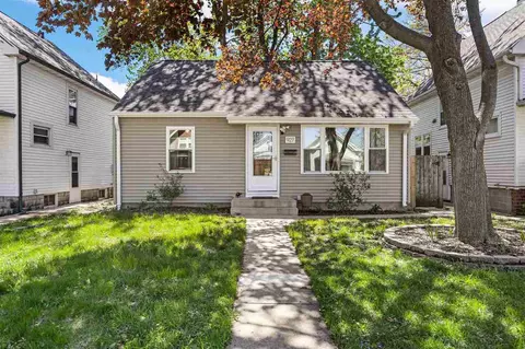 927 G Ave NW, Cedar Rapids, IA 52405