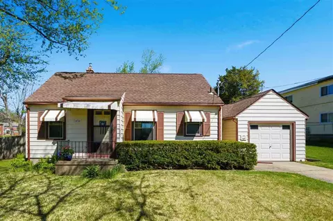 1434 Oakland Rd NE, Cedar Rapids, IA 52402