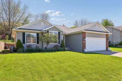 197 Rogers Dr, Williamsburg, IA 52361