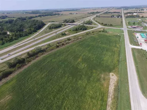5211 Oak Crest Hill Rd SE, Hills, IA 52235