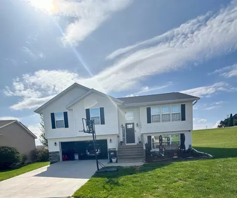 104 Bailey Park Rd, Williamsburg, IA 52361