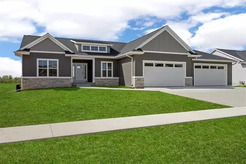 3009 Prairielight Ct, Hiawatha, IA 52233