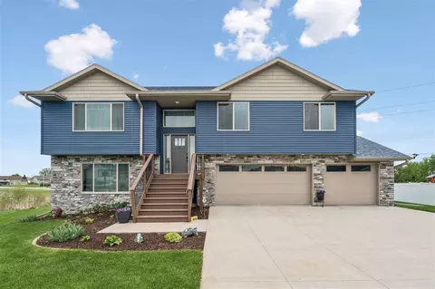 905 Carl Ct, Solon, IA 52333