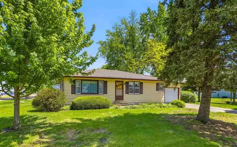 102 S Farmer St, Brighton, IA 52540