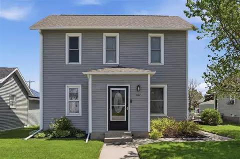 107 8th St, Van Horne, IA 52346