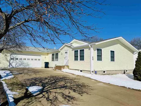 220 Paddock Cir, Iowa City, IA 52240
