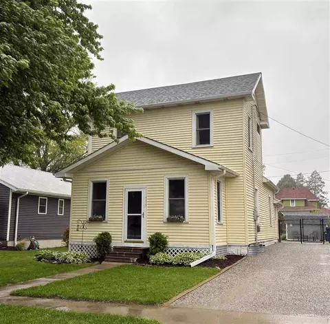 515 S Riggs St, Lone Tree, IA 52755