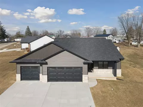 718 Pointer Cir, Center Point, IA 52213