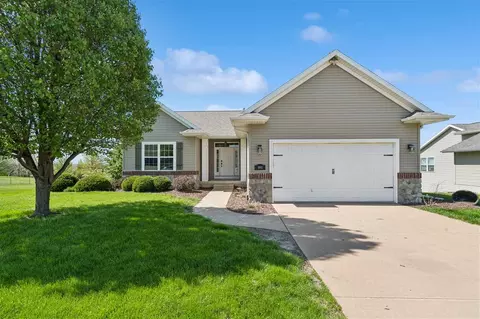 5012 SW Hay Field Ct, Cedar Rapids, IA 52404