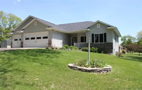 105 N East St, Sigourney, IA 52591