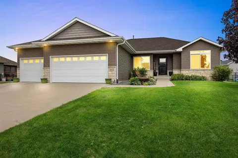 542 Rolling Hills Dr, Tiffin, IA 52340