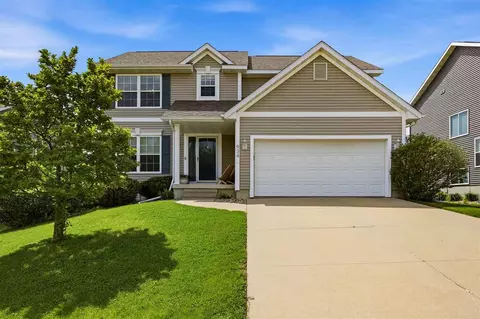 934 Rolling Creek Dr, Cedar Rapids, IA 52402