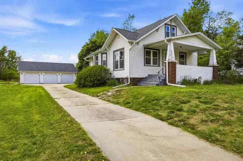 1621 Oakland Rd NE, Cedar Rapids, IA 52402