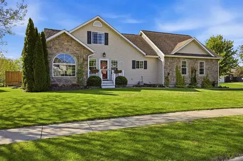 1019 Chamberlain Dr, Iowa City, IA 52240
