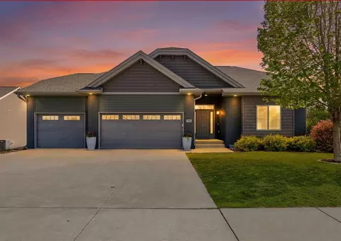 702 Raymond Dr, Solon, IA 52333