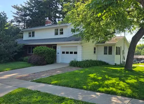 104 Sunset St, Iowa City, IA 52246