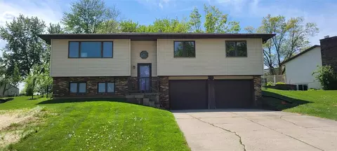 2042 N Ridge Dr, Coralville, IA 52241