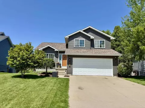 1431 Woolridge Dr, Coralville, IA 52241