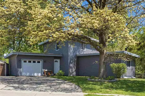 1442 Valley View Dr, Coralville, IA 52241
