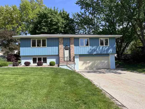 224 N Mount Vernon Dr, Iowa City, IA 52245