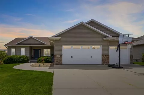 3215 Stanley Cup Dr, Marion, IA 52302