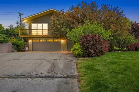 21 Fairview Knl NE, Iowa City, IA 52240