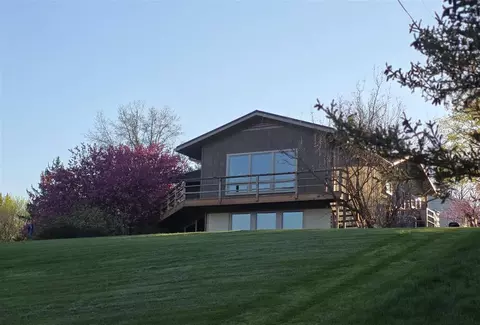 21 Fairview Knl NE, Iowa City, IA 52240