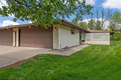 2414 Walden Ct, Iowa City, IA 52246