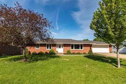 833 3rd Pl, Kalona, IA 52247