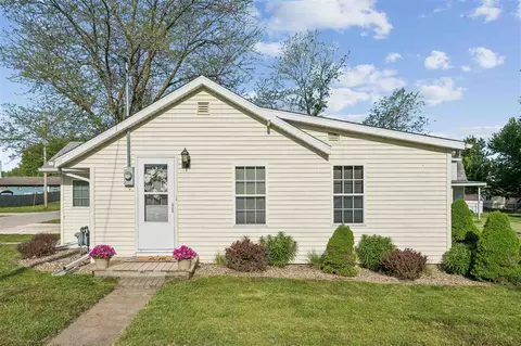 207 Center Ave, Urbana, IA 52345