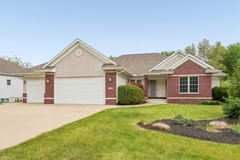 1070 Forest Edge Dr, Coralville, IA 52241