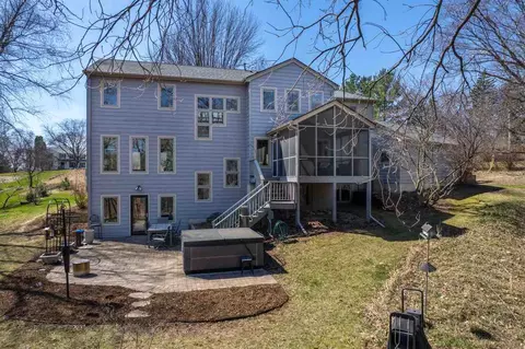 17 Briar Ridge Dr, Iowa City, IA 52240