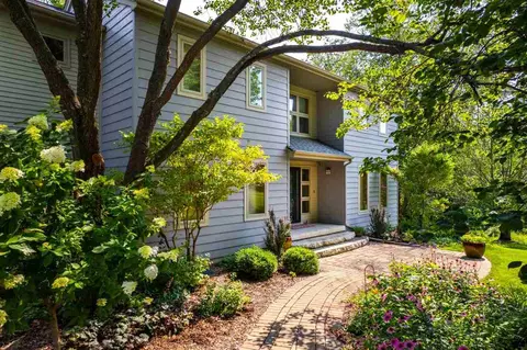 17 Briar Ridge Dr NE, Iowa City, IA 52240
