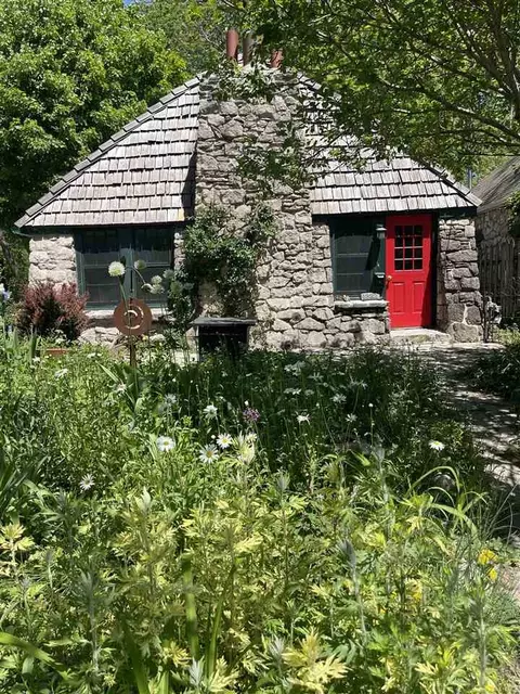 1322 Muscatine Ave, Iowa City, IA 52240