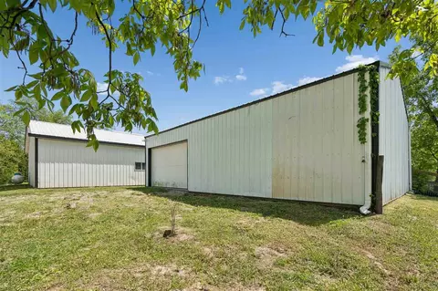 Exterior - 10611 Hawks Haven Rd, Cedar Rapids, IA 52411 photo 9 of 15