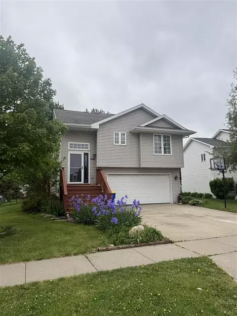 502 Mont Clair St, Solon, IA 52333