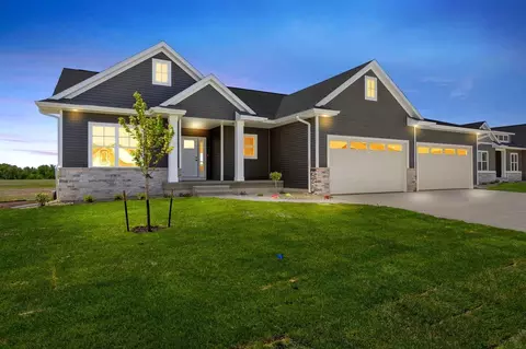 3007 Prairielight Ct, Hiawatha, IA 52233