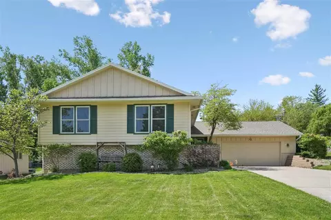 5201 Broadlawn Dr SE, Cedar Rapids, IA 52403