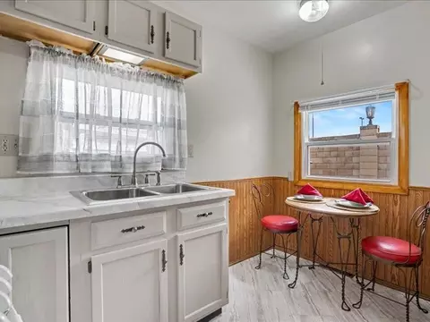 Kitchen - 111 NE 34th St, Cedar Rapids, IA 52402 photo 1 of 2