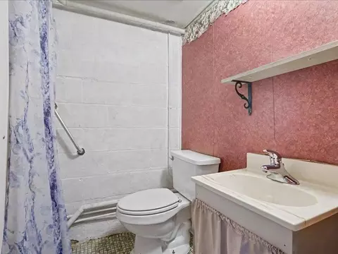 Bath - 111 NE 34th St, Cedar Rapids, IA 52402 photo 2 of 2