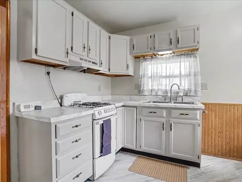 Kitchen - 111 NE 34th St, Cedar Rapids, IA 52402 photo 2 of 2