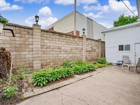 Exterior - 111 NE 34th St, Cedar Rapids, IA 52402 photo 2 of 3