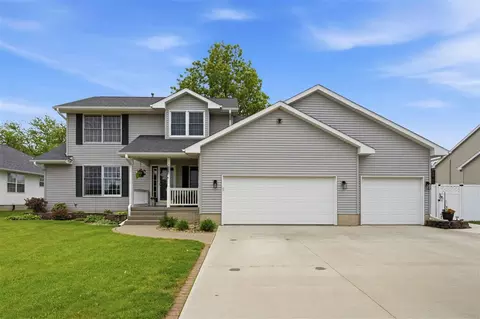 1415 Lyndhurst Dr, Hiawatha, IA 52233