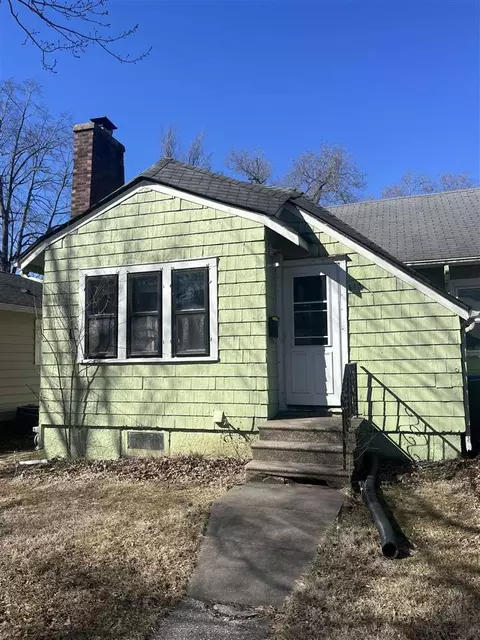 611 S 7th Ave, Iowa City, IA 52240