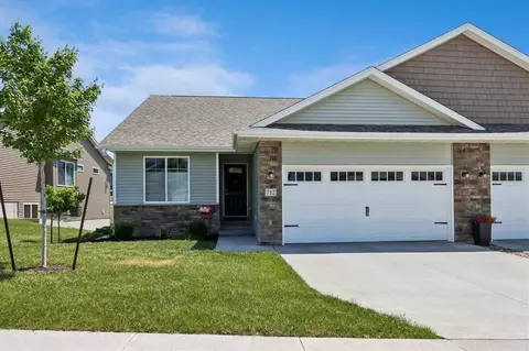 712 Creekside Dr, Tiffin, IA 52340