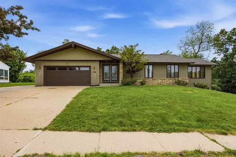 2928 Alleghany Dr NE, Cedar Rapids, IA 52402