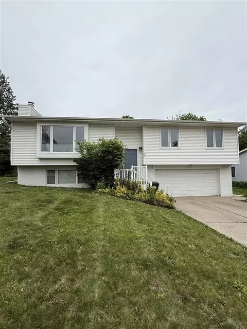 30 Denbigh Dr, Iowa City, IA 52246